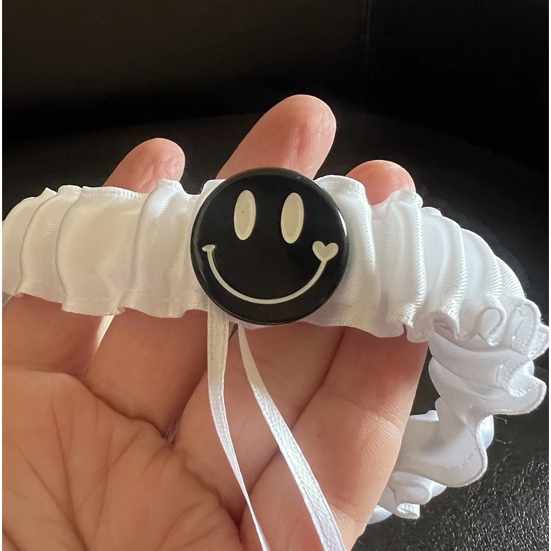 Harisnyakötő fehér színű smiley mintával - Ajándék ötlet lánybúcsúra